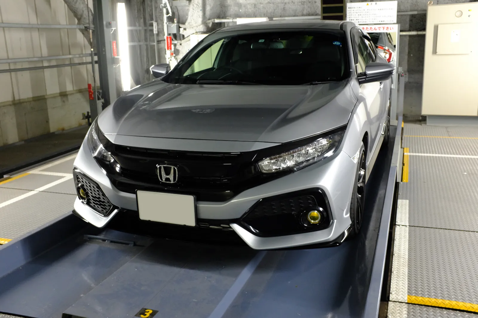 (6) 6台目は納車待ちだったシビック（(FK7）です。

ボディが大きく立派になったこと、それに伴って価格が上昇したことがよく話題となりましたが、昔のホンダ車のやわやわボディとは一線を画していて、脚もよく動き、フラットな乗り心地でした。
外見に子供っぽさがありますが、乗り味は大人っぽい感じです。
長距離移動時にも疲れることなく、運転が楽な車でしたが、アクセルを抜いたときのエンジンの回転落ちが遅いのには、最後まで慣れませんでした。
今時の車は排出ガス対策で仕方ないのかもしれませんが。