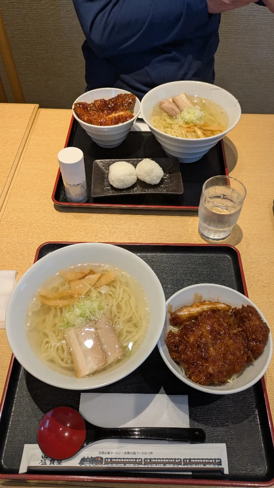 福島県会津若松の駅の中に「会津山塩食堂」と言うのがあります。その名の通り、会津山塩を使ったメニューがあります。
今日は塩ラーメンとミニソースカツ丼のｾｯﾄと小さな塩むすびをたのみました。
会津山塩がテレビなどで紹介されてから、入手困難になり高騰してしまったので、ありかたい食堂です。