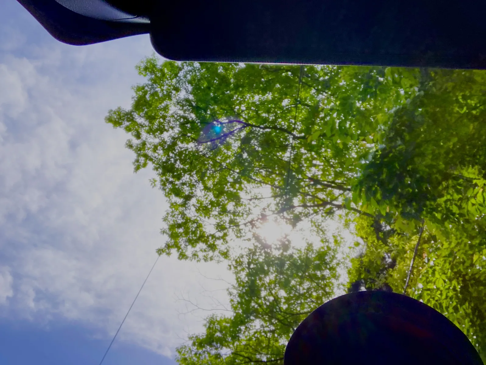 ロードスターは真上からも降り注ぎます。
エンジンを止めて、しばらく楽しみましょう♪

風が流れるたびに木々の葉が揺れ、陽射しと影か軽やかに NDのボディを美しく見せます。

ロードスターの素晴らしいところは、
違和感を感じない、人に近い姿になって見えます。