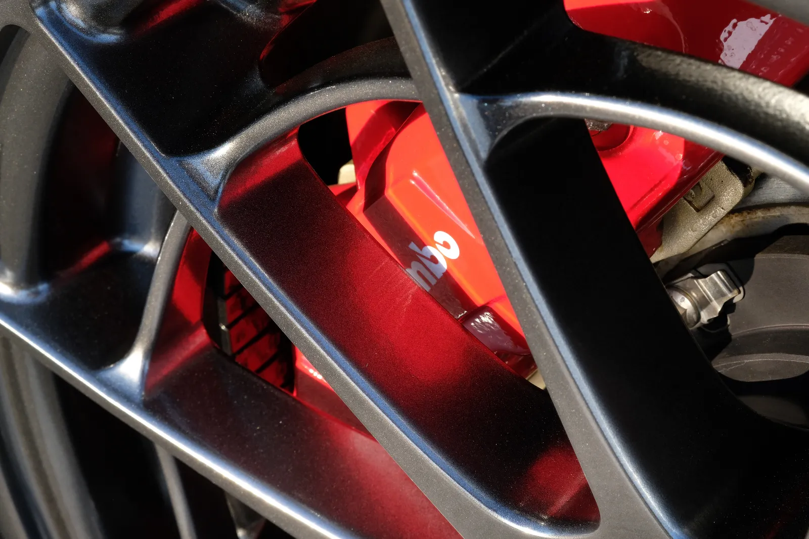 3. FL5に適合する、リムの外縁が純正より外に出ない18インチホイール

1インチを25.4mmに換算して（以下同様）
純正ホイールの幅が9.5インチなので、241.3mm
純正ホイールのリム幅の中心線は、リムの両縁から120.65mm
純正ホイールのoffsetが60mmなので、
　リムの外縁からハブ面まで（A）　120.65mm - 60mm = 60.65mm
　リムの内縁からハブ面まで（B）　120.65mm + 60mm = 180.65mm

社外メーカーの18インチホイールで、Aの数値が60.65mmと同等かそれ以下になれば、機械式駐車場を継続して利用できることになります。

2024年の冬に、各社十数製品くらいのホイールについて、メーカー公表の数値を元に計算してみんカラに載せていたのですが、みんカラ退会と同時に記事も消えてしまいました。
今回は、結果的に使えることがわかった三つの製品のみデータを載せておきます。

●ENKEI PFM-1
https://www.enkei.co.jp/product/wheels/PerformanceLine/PFM1/
●ENKEI NT03RR
https://www.enkei.co.jp/product/wheels/RacingRevolution/NT03RR/
両者共に　　18x8.5J　offset 47mm　PCD120mm　5穴

ホイールの幅　215.9mm
ホイールのリム幅の中心線は、リムの両縁から107.95mm
ホイールのoffsetが47mmなので
　リムの外縁からハブ面まで（A）　107.95mm - 47mm = 60.95mm
　リムの内縁からハブ面まで（B）　107.95mm + 47mm = 154.95mm

純正ホイールより片側0.3mm外に出ますが、両側合わせても1mm以下なので、純正ホイール同様に機械式駐車場を利用できます。

実際、私はこのNT03RRを使用しています。

●BBS RI-A
https://bbs-japan.co.jp/products/1491/
18x8J　offset 45mm　PCD120mm　5穴

ホイールの幅　203,2mm
ホイールのリム幅の中心線は、リムの両縁から101.6mm
ホイールのoffsetが45mmなので
　リムの外縁からハブ面まで（A）　101.6mm - 45mm = 56.6mm
　リムの内縁からハブ面まで（B）　101.6mm + 45mm = 146.6mm

調査をしたのは2024年11月頃なので、その後新たな製品が出た可能性もありますが、少なくとも調査当時はこれら以外は純正より数mm外側に出ました。

なお、機械式駐車場を使うつもりのない人は、こういう細かいことは気にせずに、自分の好きなデザインのホイールなりショップのお薦めするお買い得セットなりを自由に選んでください。