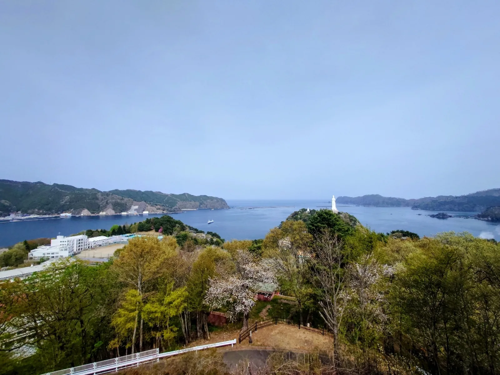 釜石湾と釜石大観音像