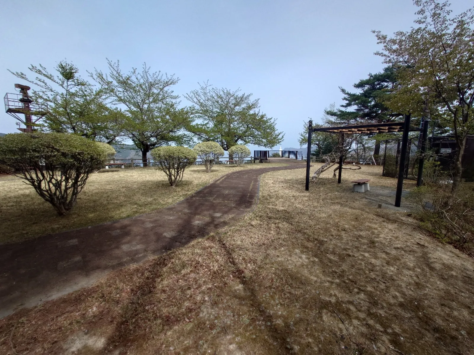 釜石市鉄の歴史館の最上段の駐車場からは少し登った所にある展望台。
釜石湾と釜石大観音像が見える。