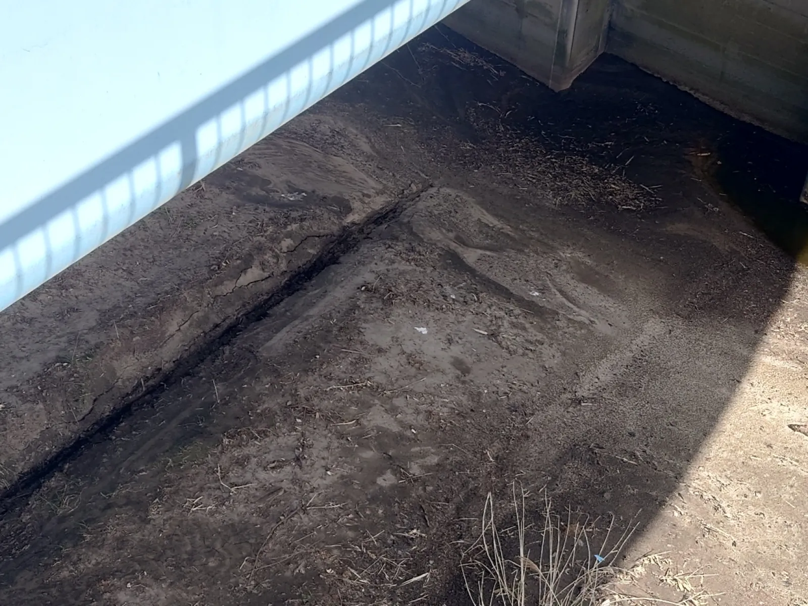 昨日の地震で津波警報が出たので、その時に閉めた跡かもしれない。