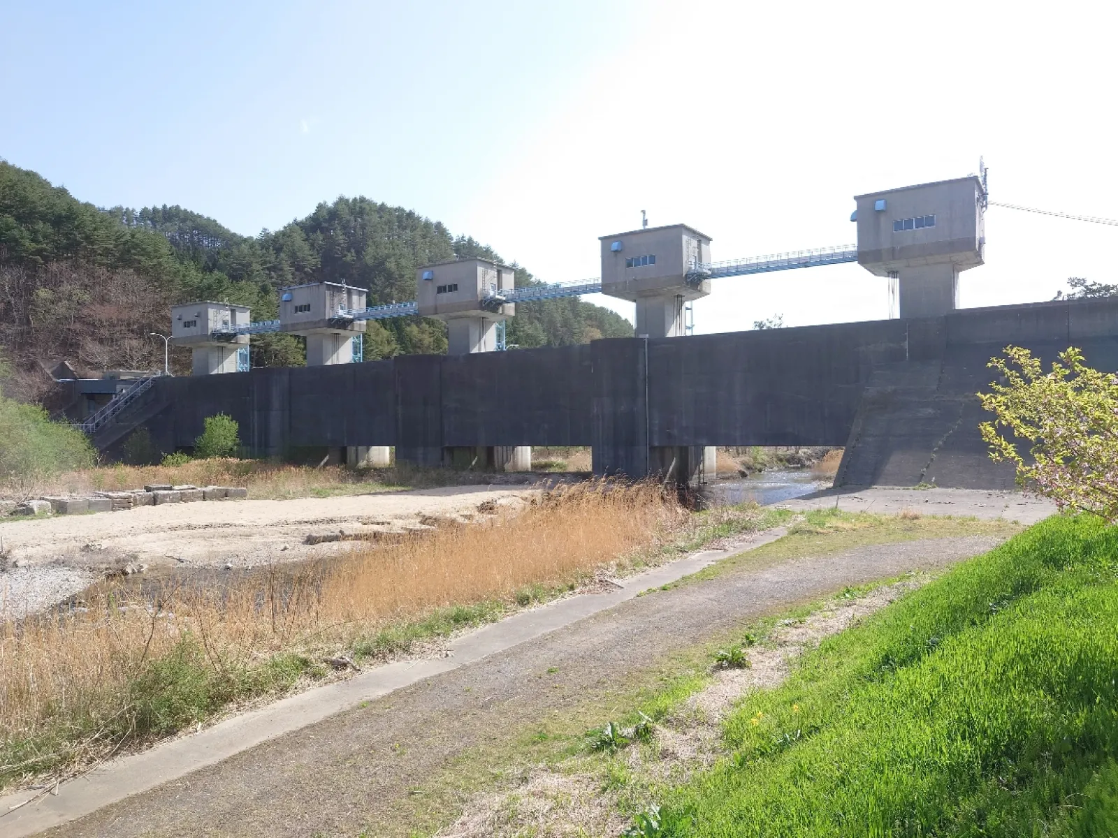 水門と比較して川は小さい様な気がする。