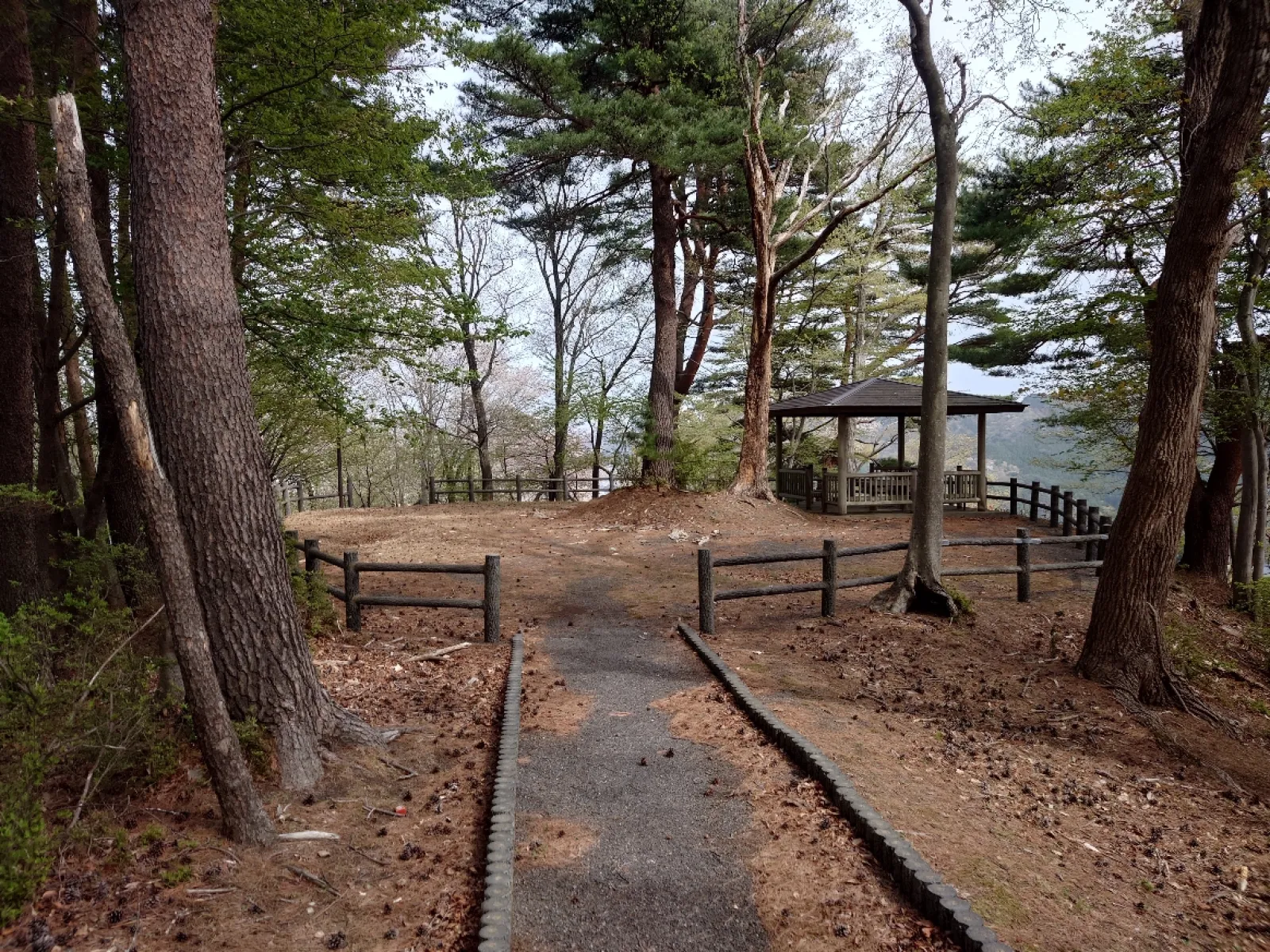 霊園の上側に東屋がありました。