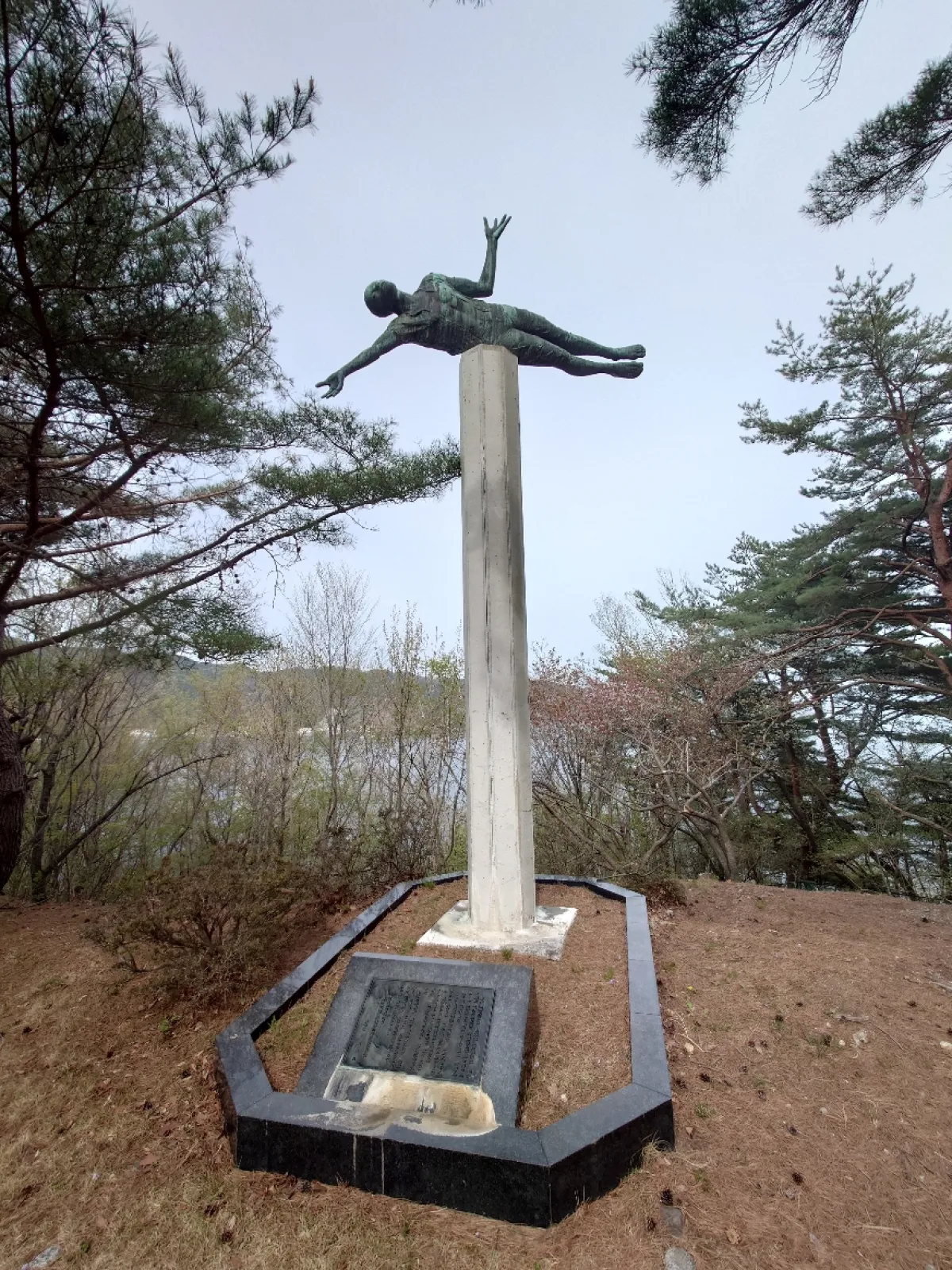 頂上の像は第二次世界大戦の犠牲になった戦没者関連のオブジェみたいだ。