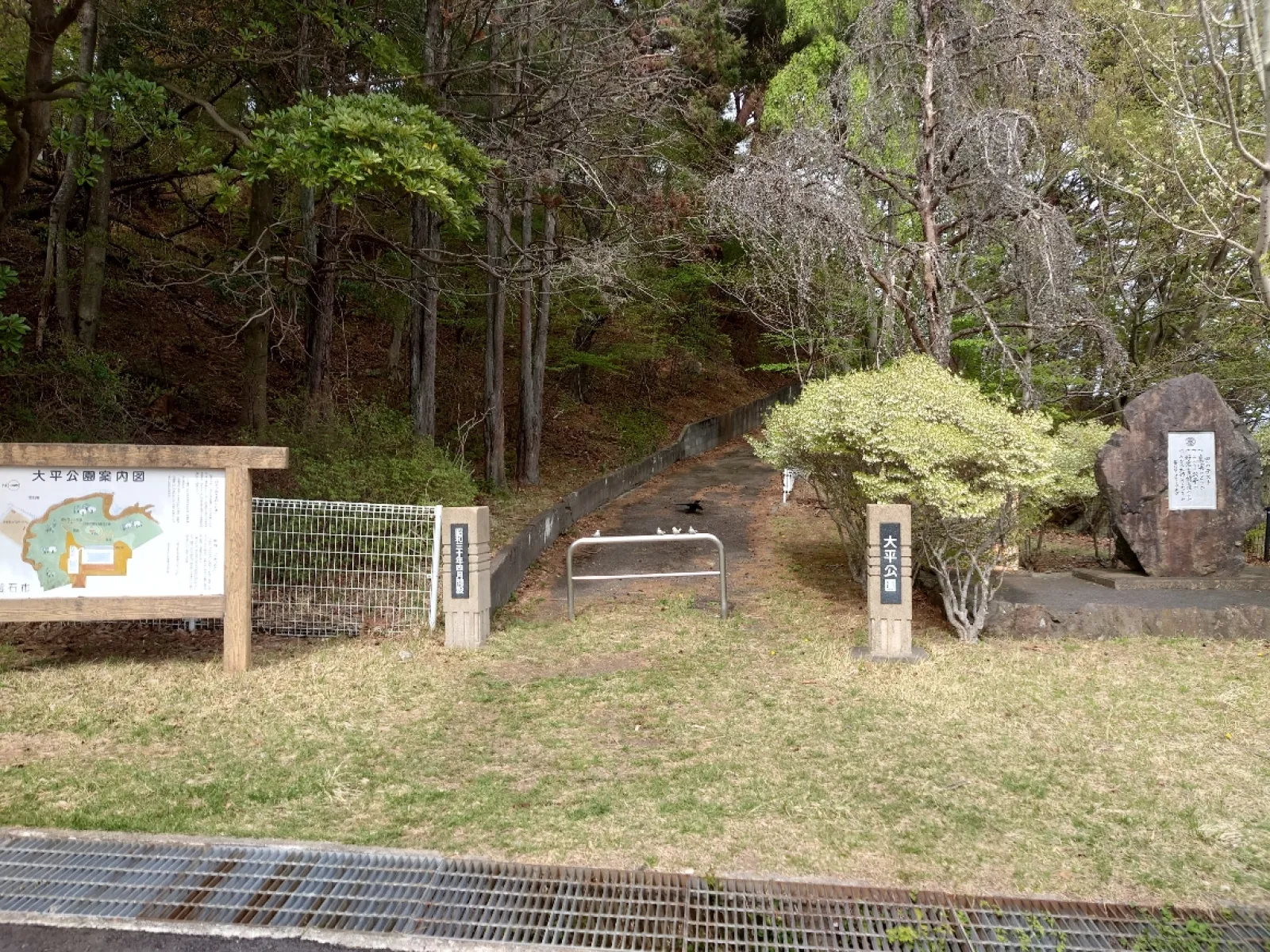 釜石市の釜石大観音像の隣、市営プールの海側にある公園です。
展望があるかなと思って寄って見た。
駐車場は市営プールと物がかなり広い感じです。