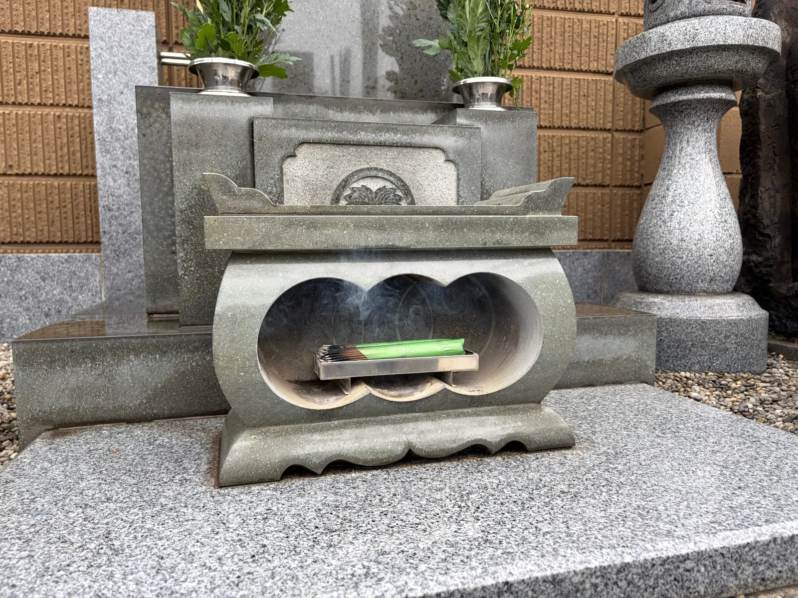 十日前の日曜日にもお施餓鬼がありましたが、明日は母の命日のため、午前中お墓参りに行ってきました。

どんより曇っていましたが、無事降られずに済みました。
先日の黄砂もあったので、しっかり磨いてきましたよ💪
気温もやや涼しい感じでしたので、汗をかかずに済みました。ラッキーw

写真は、お墓に彫ってある家名を写さないように、わざと部分的に撮りましたが、家紋が半分写っちゃっています。