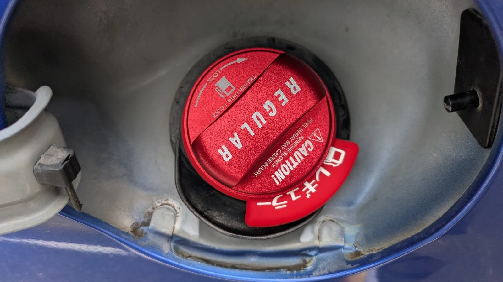 給油口キャップカバーへ変更♫
ブルーカラーがあれば良いけど、ココの商品はブルーカラーがないので、レッドカラーで我慢