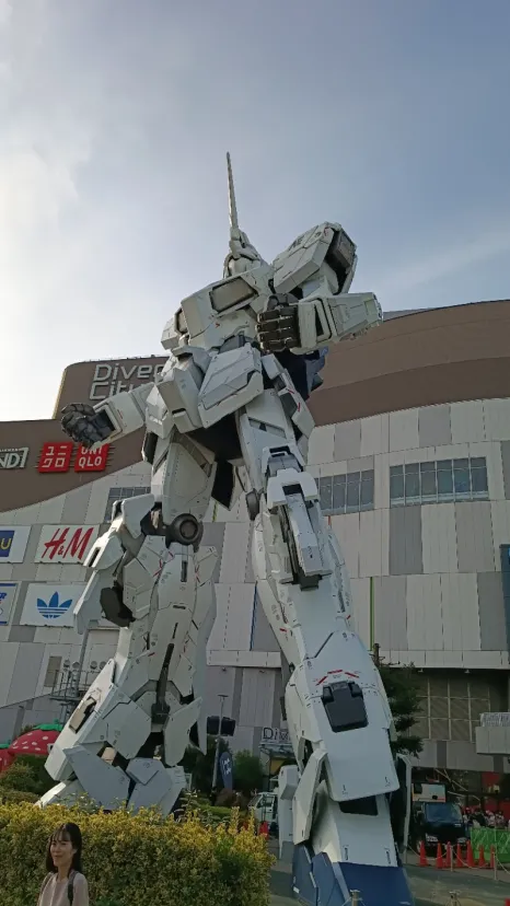 ユニコーンガンダム立像