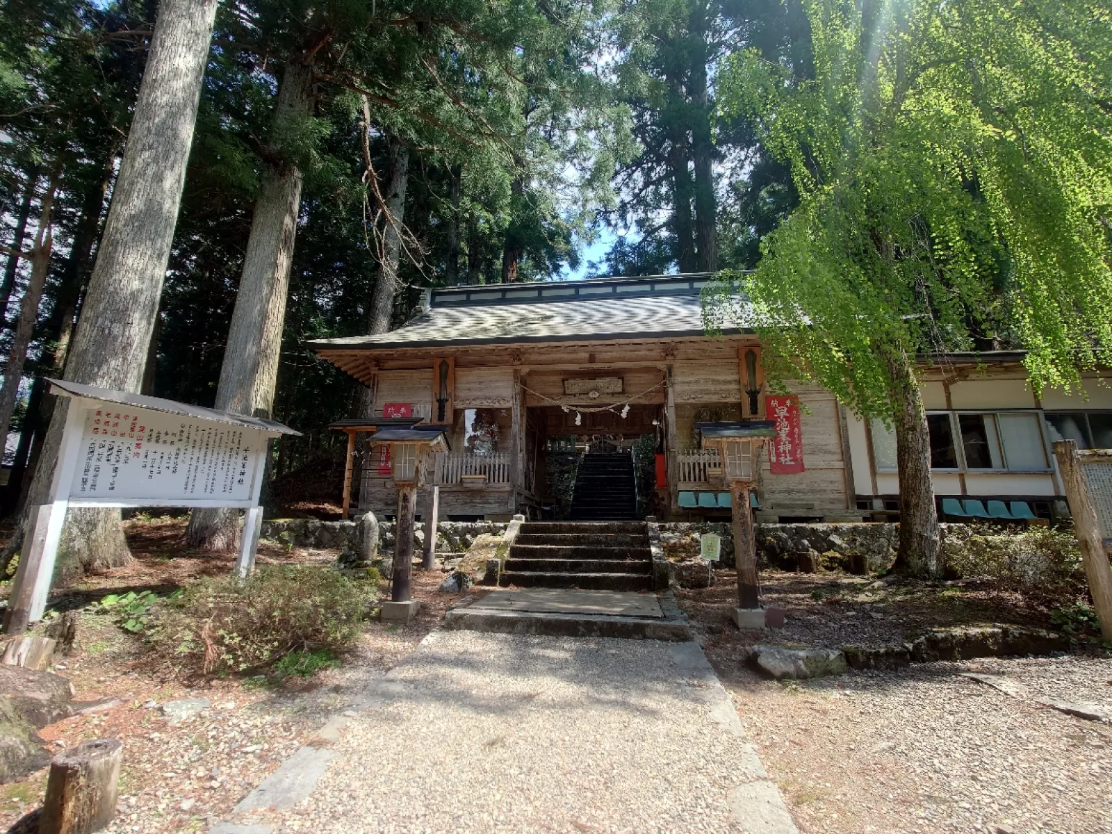早池峰神社の山門です。
山門の両脇には歴史に有りそう金剛力士像が鎮座しています。
山門の中に御朱印やお守りの売店があります。
なかなかに魅力的な御朱印でしたよ。