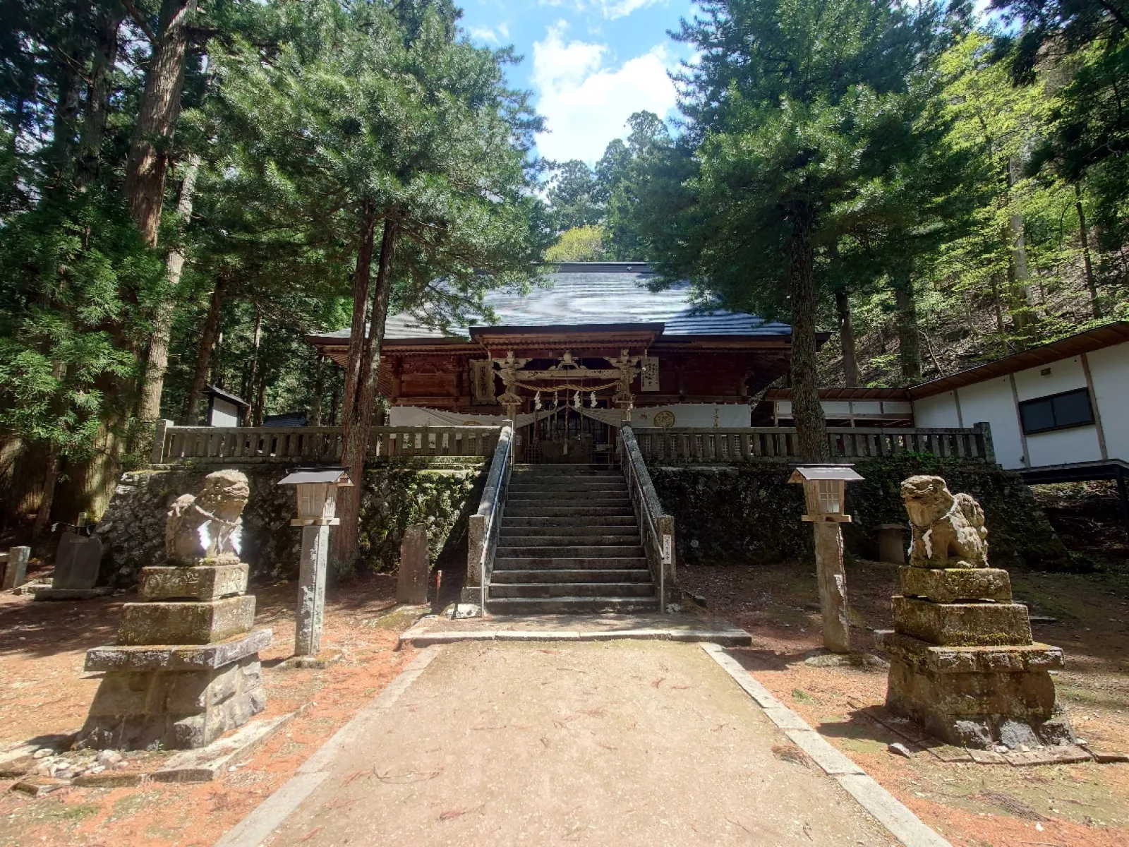 拝殿で参拝します。
この神社も境内に複数の祠があります。
どれがどの祭神との説明はありませんでした。
この神社で奉納される神楽は無形文化財に指定されてます。