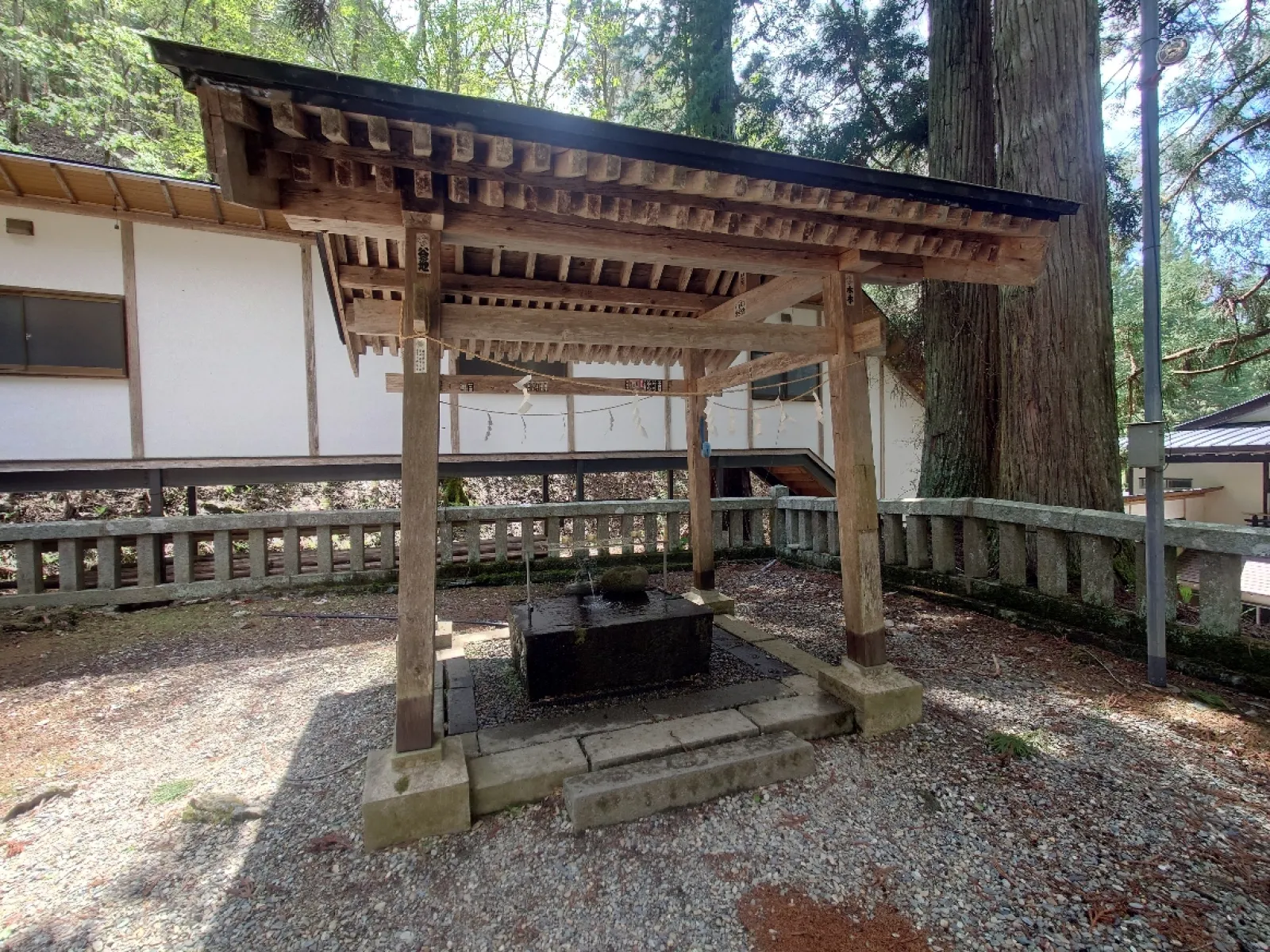 山門をくぐり、手水場で手を洗ってから参拝します。