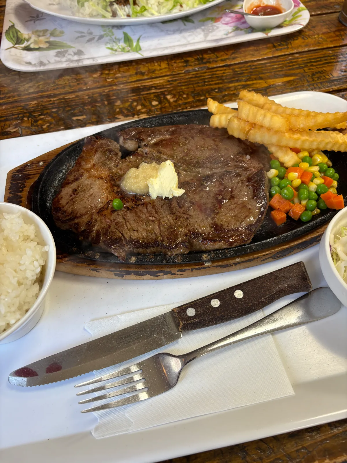 ここはずっときたかった所。肉を食べてるって感じの赤身ステーキ🥩全く筋っぽくなくてペロリ😋