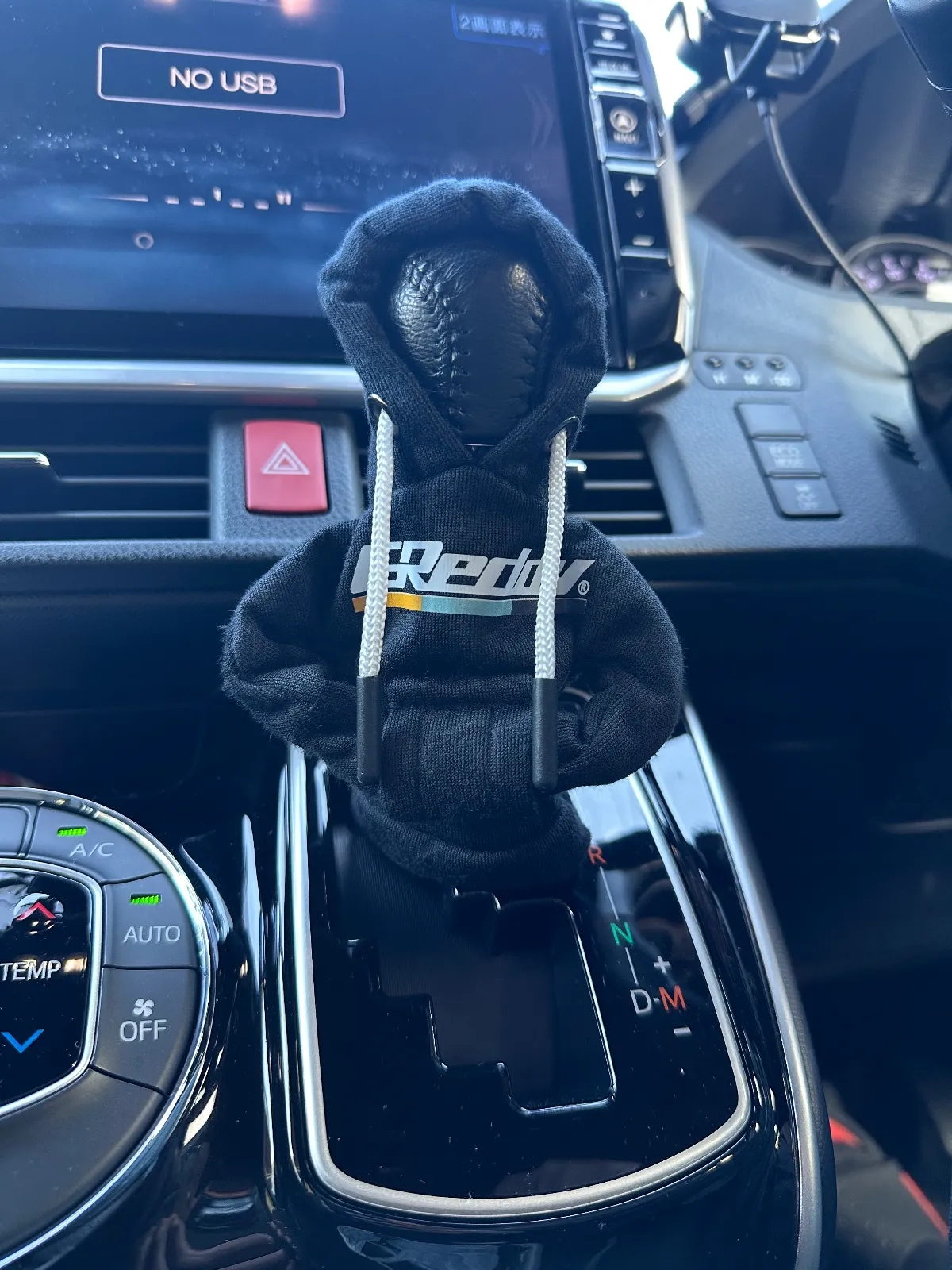 トラストのシフトノブパーカー着させてみました、黒以外にも色があったので違う色にした方が目立ってよかったかも😅