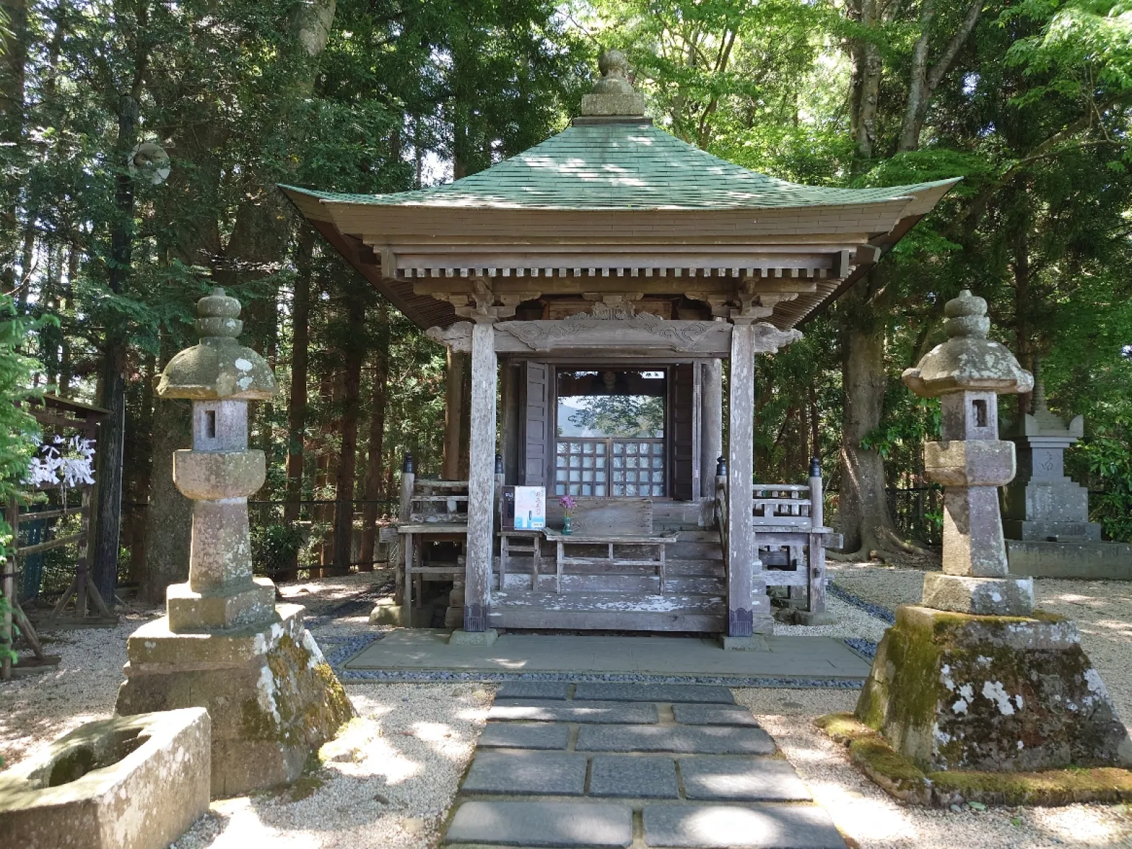 源義経を思って仙台藩の時代に建立されたらしい。