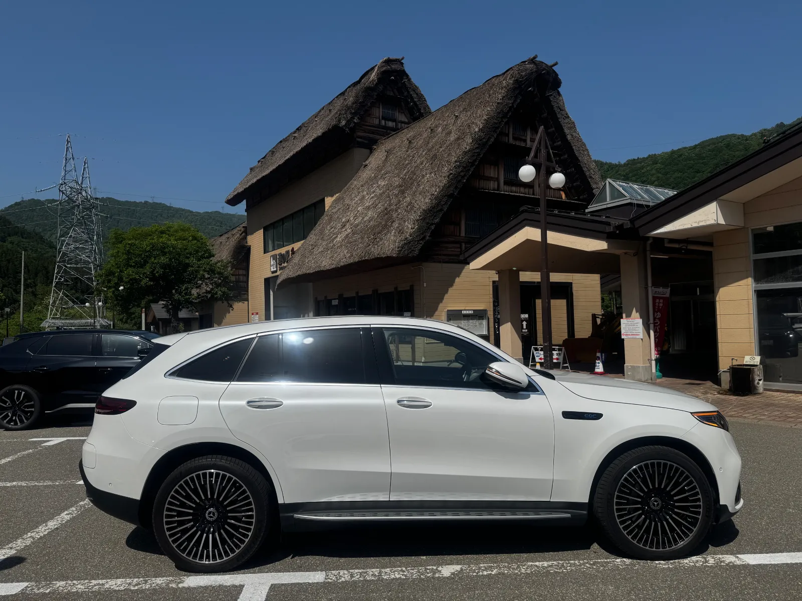 下呂温泉を出発し、いざ白川郷へ🚗朝から気持ちいい快晴で、充電も97%までしっかり回復🔋

高速で最後の難関？飛騨トンネルの長さにびっくり😳「まだ続くの!?」と思うくらい長くて、思わず距離を確認してしまいました。

平日だから少し空いているかな？と思っていましたが、到着すると村営せせらぎ公園駐車場はすでに満車😳第二駐車場へ案内されました。

全国各地のナンバーに加え、海外からの観光客も本当に多くてびっくり。世界遺産の人気を実感しました😊

村の中をぶらり散策しながら、日本の原風景を満喫。そして“あの景色”を求めて展望台へ📸

約440mの坂道は想像以上になかなかハード…💦でも登りきった先には、よく写真で見る白川郷の絶景が広がっていて疲れも吹き飛びました✨

本当ならこのまま高速で一気に帰宅予定でしたが、途中のひるがの高原SAで充電休憩。少し操作に戸惑いつつも、30分の急速充電で95%まで回復🔋

安心して帰路につくことができました😊温泉に絶景、そしてEV旅。充実した2日間でした♨️🏔️🚗
