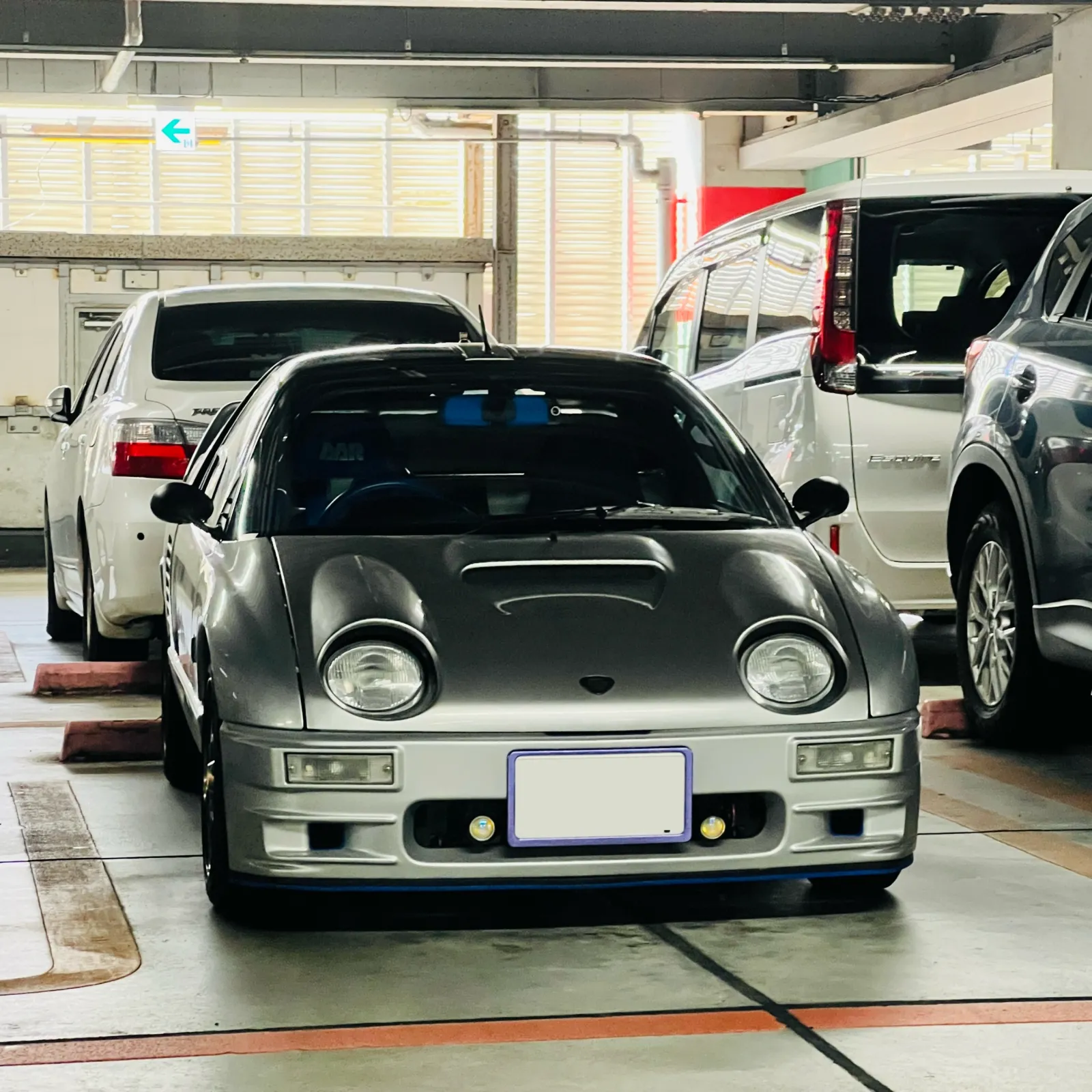 立体駐車場内ではメタリックなボディーカラーが強調されますね。