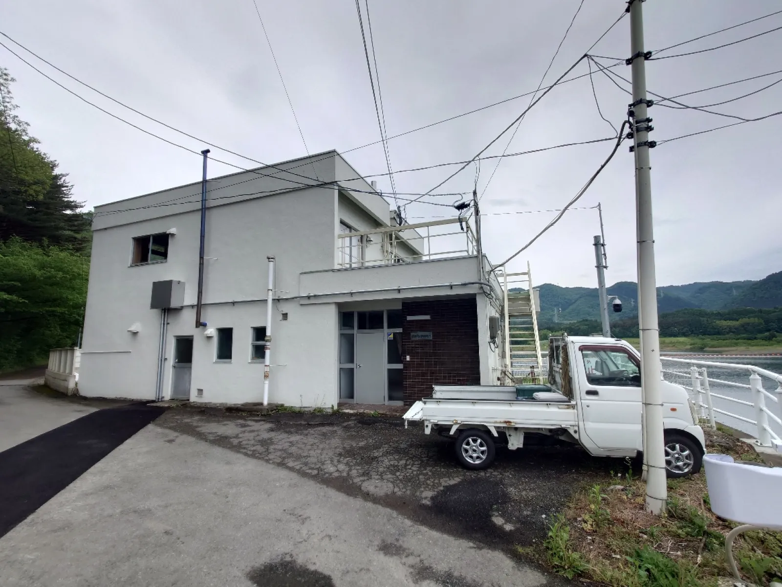ダム湖の管理事務所。
一般公開はしていないようだ。