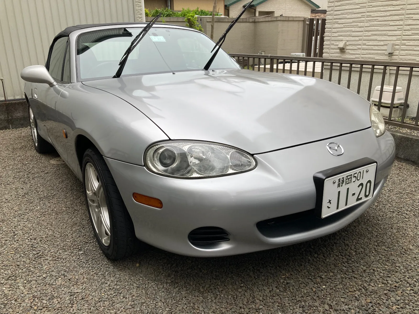 NBが車検から帰って来ました。
オイル漏れの滲みは洗浄してしばらく様子見することになりました。ひとまずやや安心です。

先週に、ドアウィンドベルトモールを交換したので、そのついでに、21年連れ添ったフロアマットも交換することにしました。
運転席側のフロアマットには、かかとが当たる部分に穴が空いています。砂がかかとに着くとアクセル操作時に滑べることから、交換したいと思うようになり、決断です。