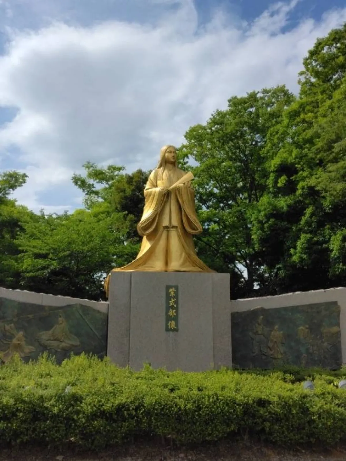 黄金の紫式部像