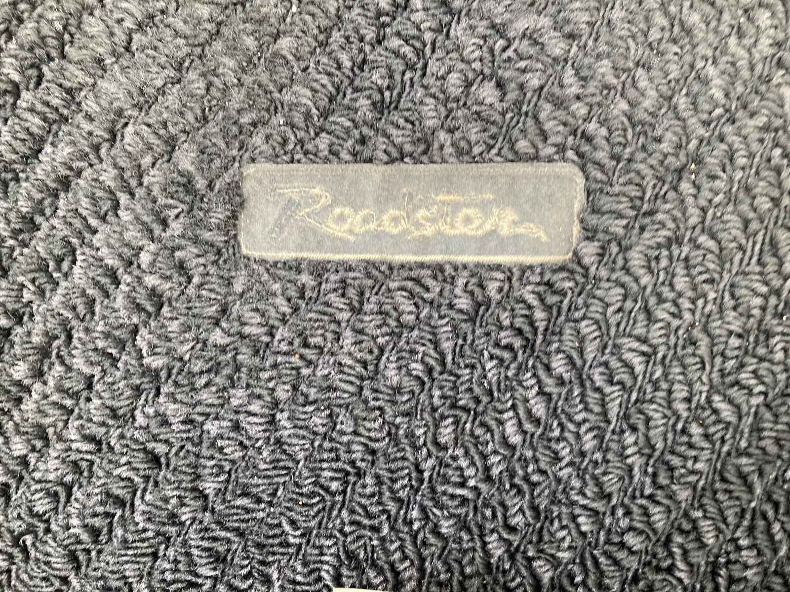 ロゴ刺繍は擦れてます。