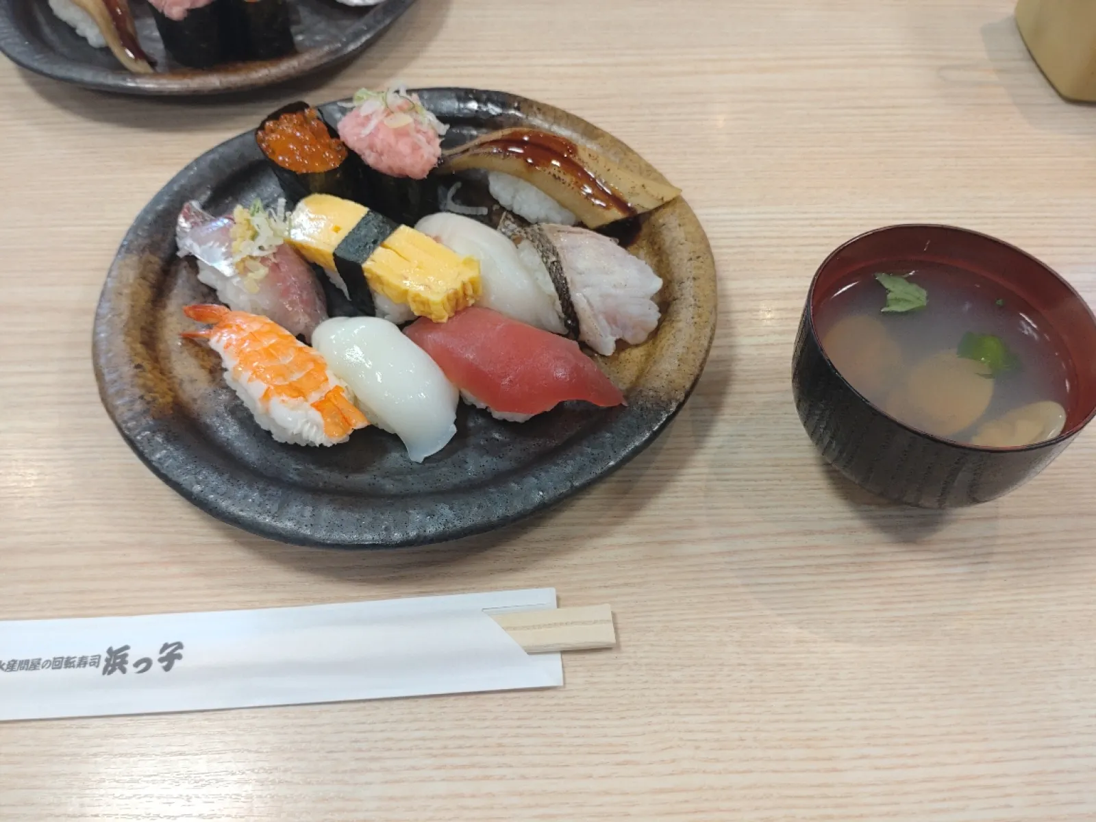 今日のお昼は「水産問屋の回転寿司 浜っ子」で旬の握りでした😃