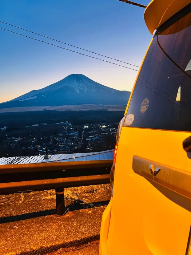 富士山をバックに