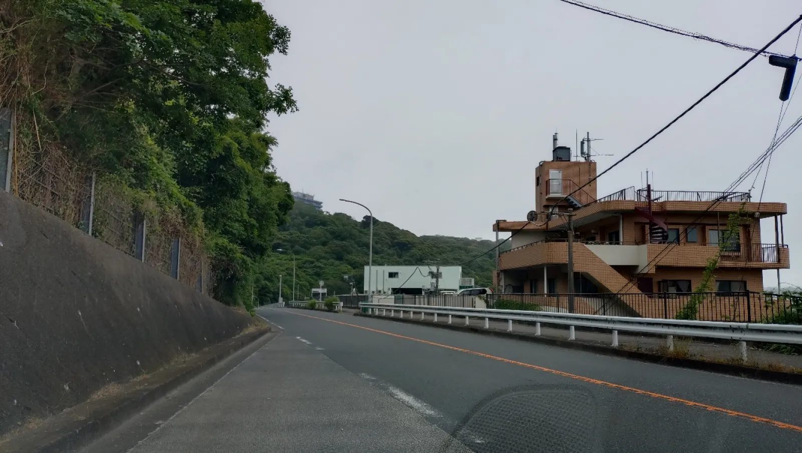 公園駐車場入口辺りのバス停にお邪魔しました