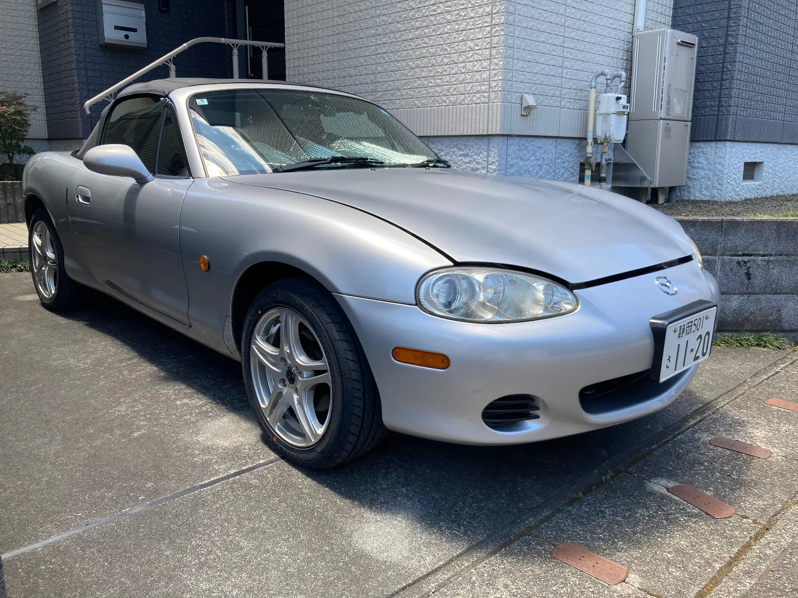 NBの車検後すぐのタイヤ交換です。

スリップサインまで、2ミリ程度だったのと、
溝底にはひび割れが発生していました。
前回交換してから三年くらい経過。
通勤使用していますから、次第に乗り心地も悪くなって、雨天時の走行感も浮き感をやや感じ始めていました。車検が通って2年は乗れるので、交換サイクルに乗せました。
