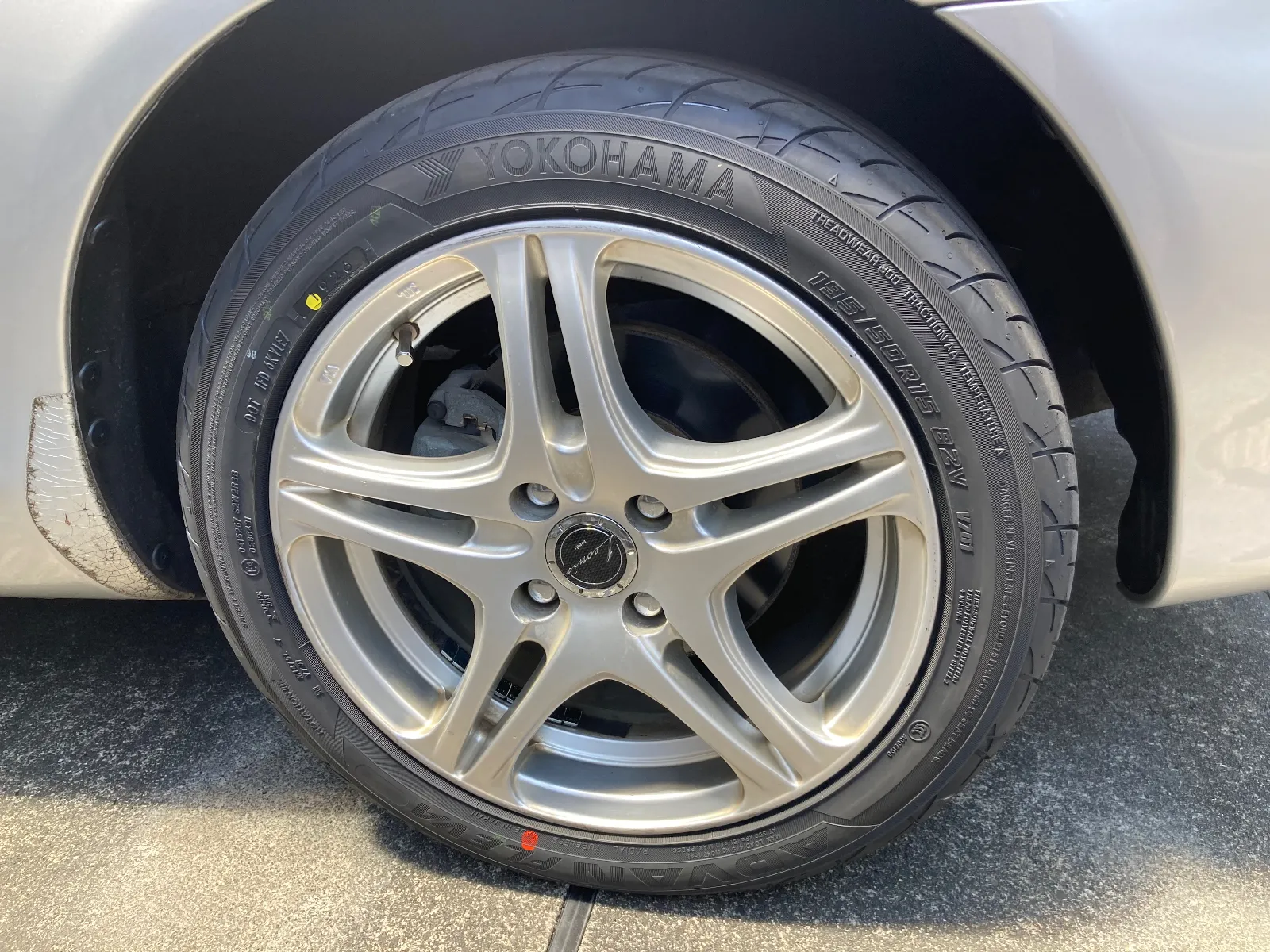 交換後の確認です。
メーカーはヨコハマ、銘柄はアドバンフレバ、195.50.R15。新車購入後の2、3年後にこのインチアップでR15になっています。
前回と同じメーカー、銘柄です。

サスペンションが経年変化している関係もあり、このタイヤがしっくり来るので3回目です。ブリヂストンのプレイズがその前でしたが、コーナーに弱い感じで直進性もやや？な感じでイマイチでした。その前はなんだったかな。　^_^