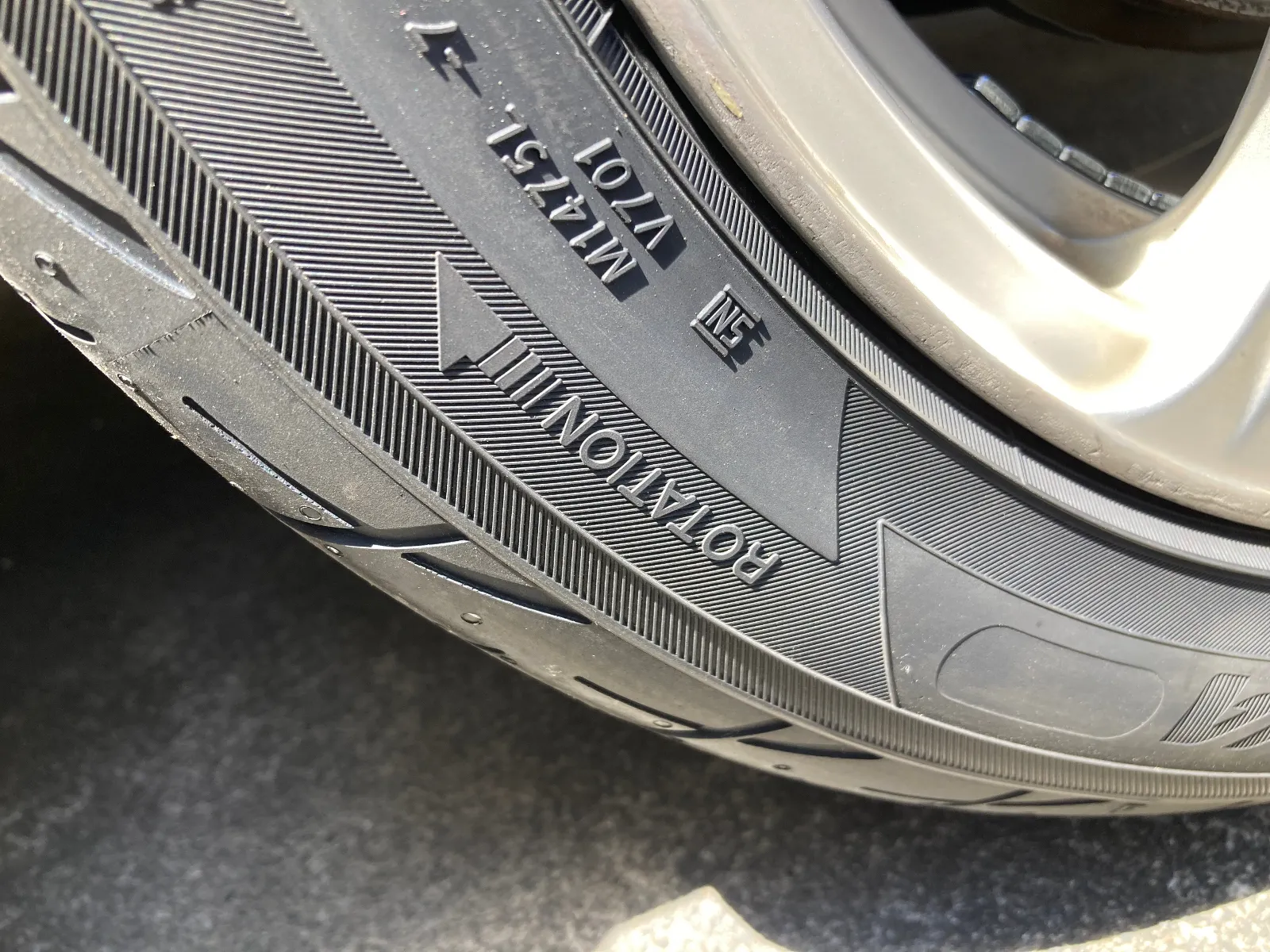 このタイヤは回転方向指定です。
ローテーションでは前後入れ替えだけです。