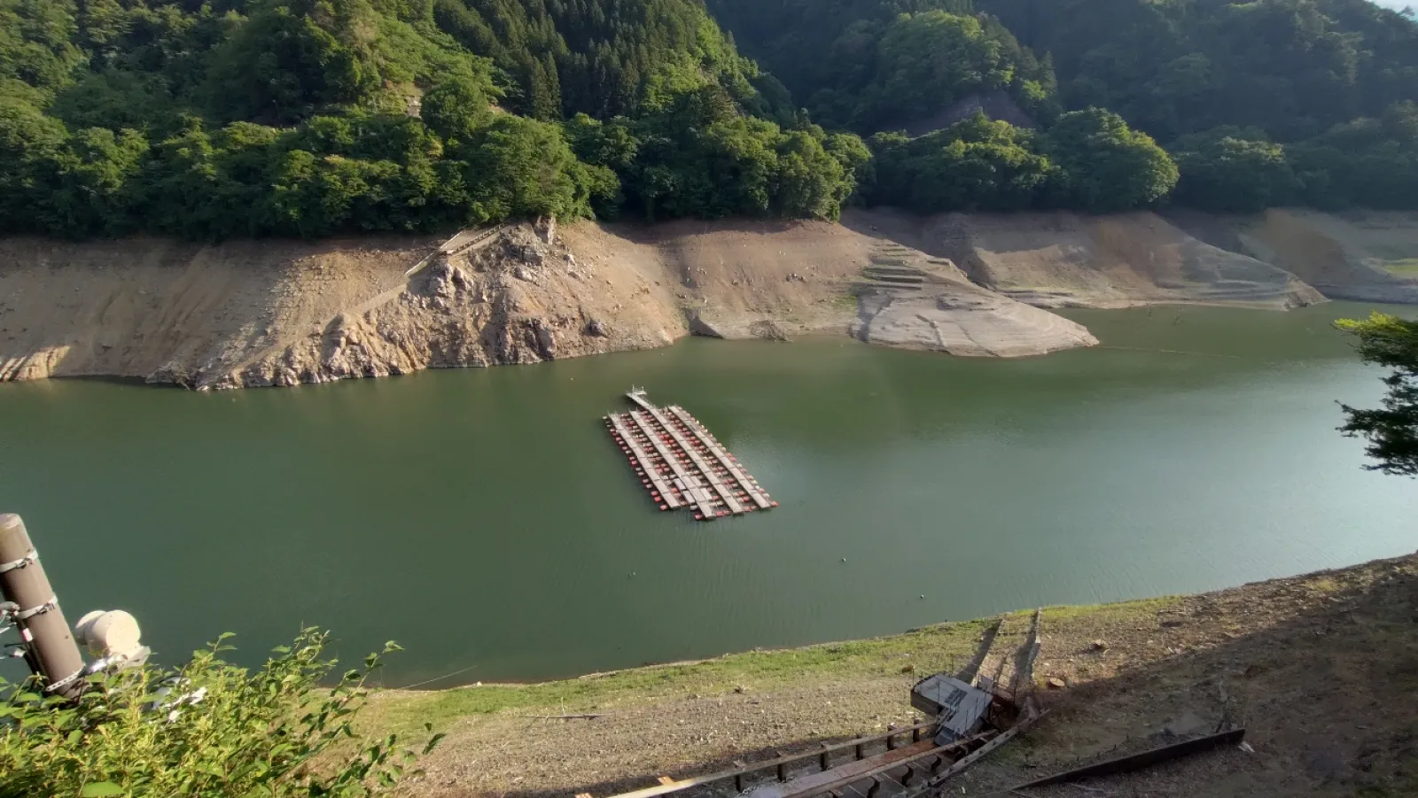 ダム湖が渇水で、渡れませんので残念。