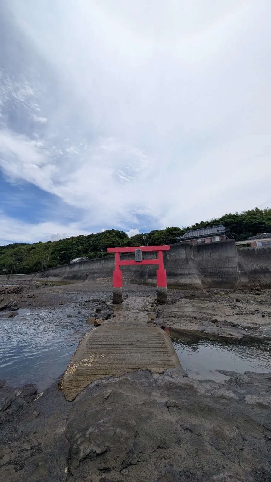 足元が滑りやすいので、滑りにくい靴をオススメします。