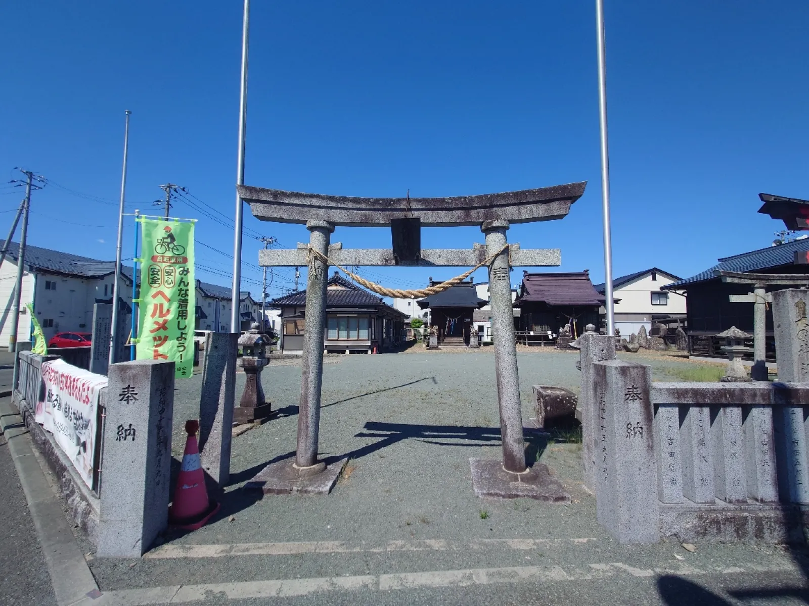 八坂神社の鳥居　
脇道の方に車両の入り口があります。
後で分かる事ですが、石鳥谷の志賀理和気神社で御朱印を直書きしてもらえます。