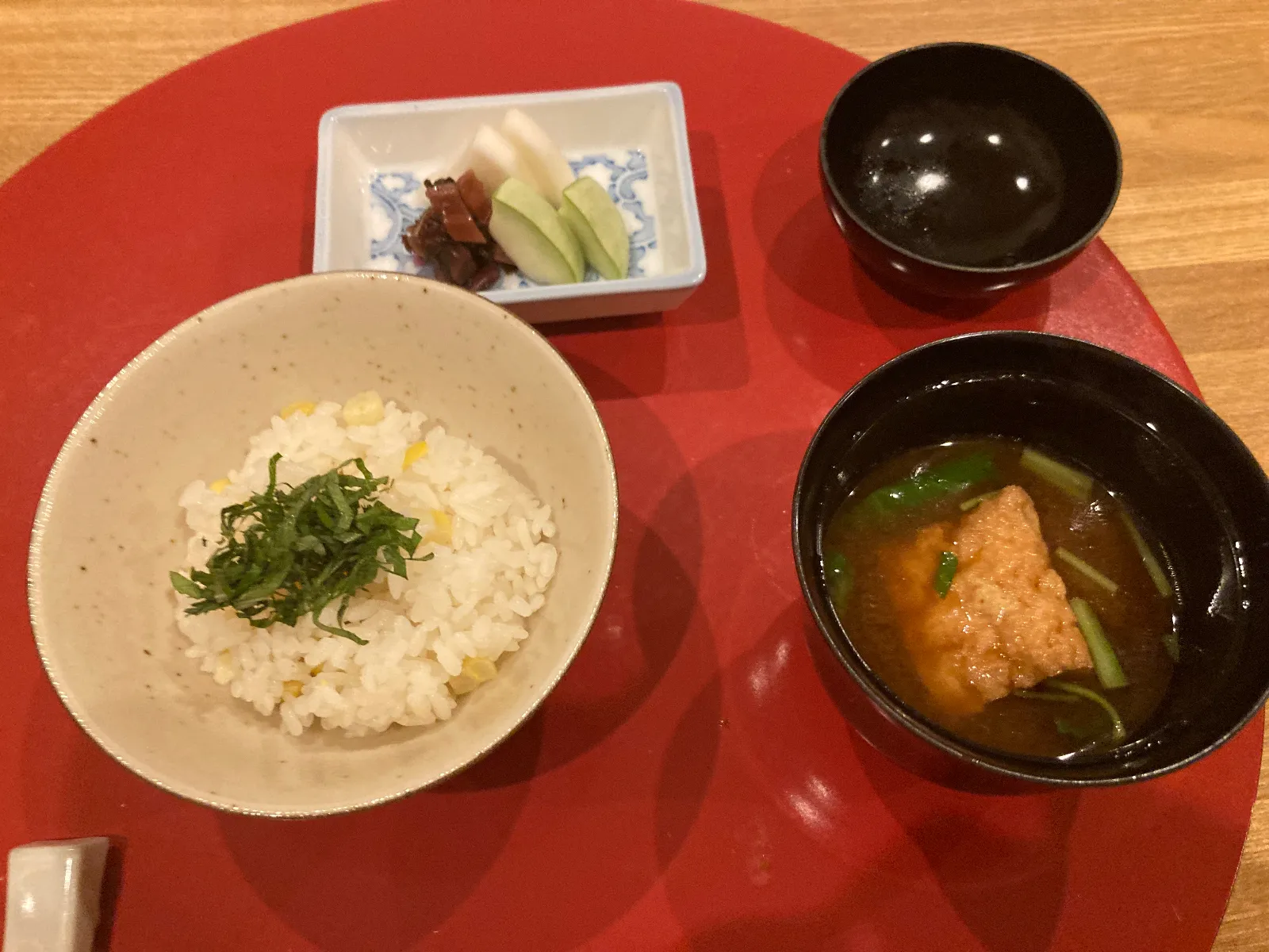 カンカン娘のとうもろこしご飯、漬物、赤だし。