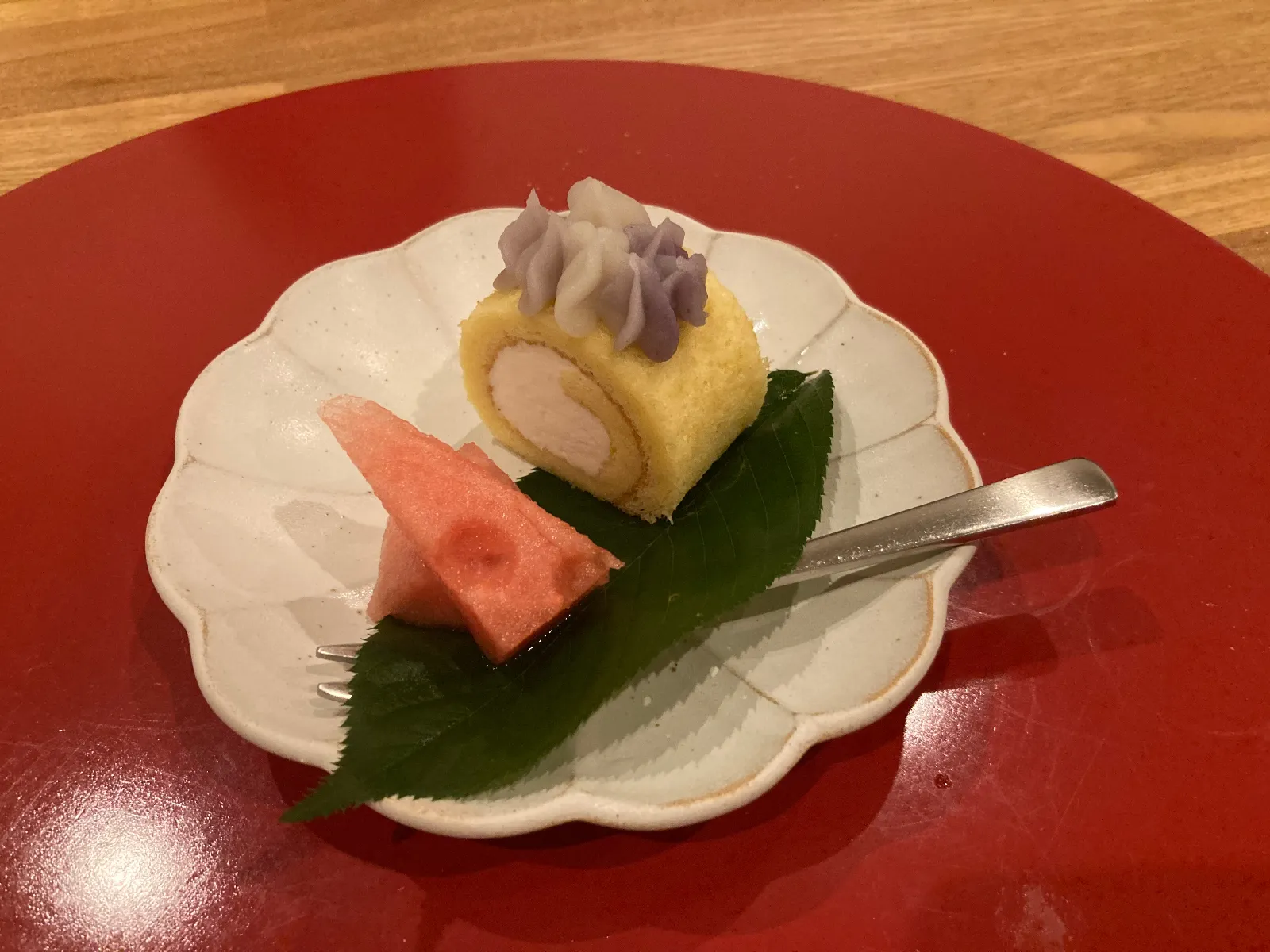 デザートは、クリームのロールケーキ、紫陽花に見立てたあん、スイカ。

夏解禁でした。

ではまた。