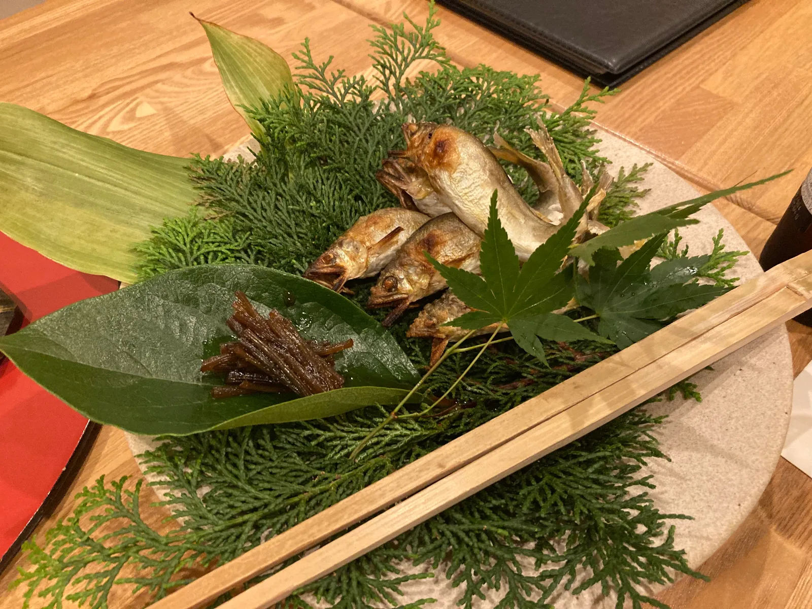 本日の焼物　鮎。
一匹サービスしてもらってしまいました。
琵琶湖水系の鮎。うまい〜（＾ω＾）