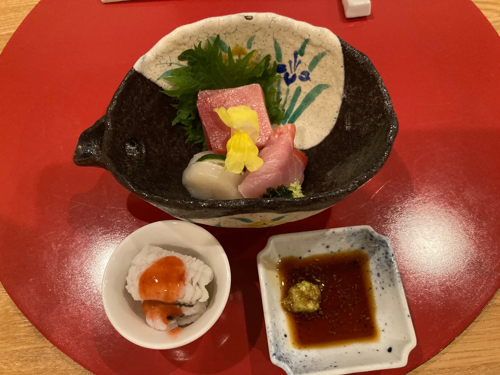 本日のお造り。みなみマグロ、金目鯛、北海道のホタテ、はもの湯どうし。うまいんです😋