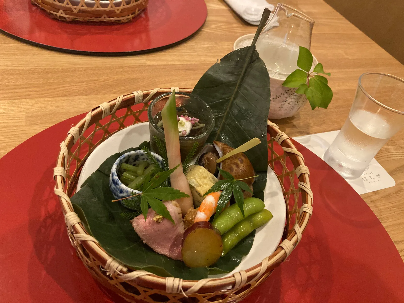 本日の前菜、鴨肉、海老、山菜、さつまいもの甘露煮、もずく、つぶ貝、だし巻き、地元枝豆。