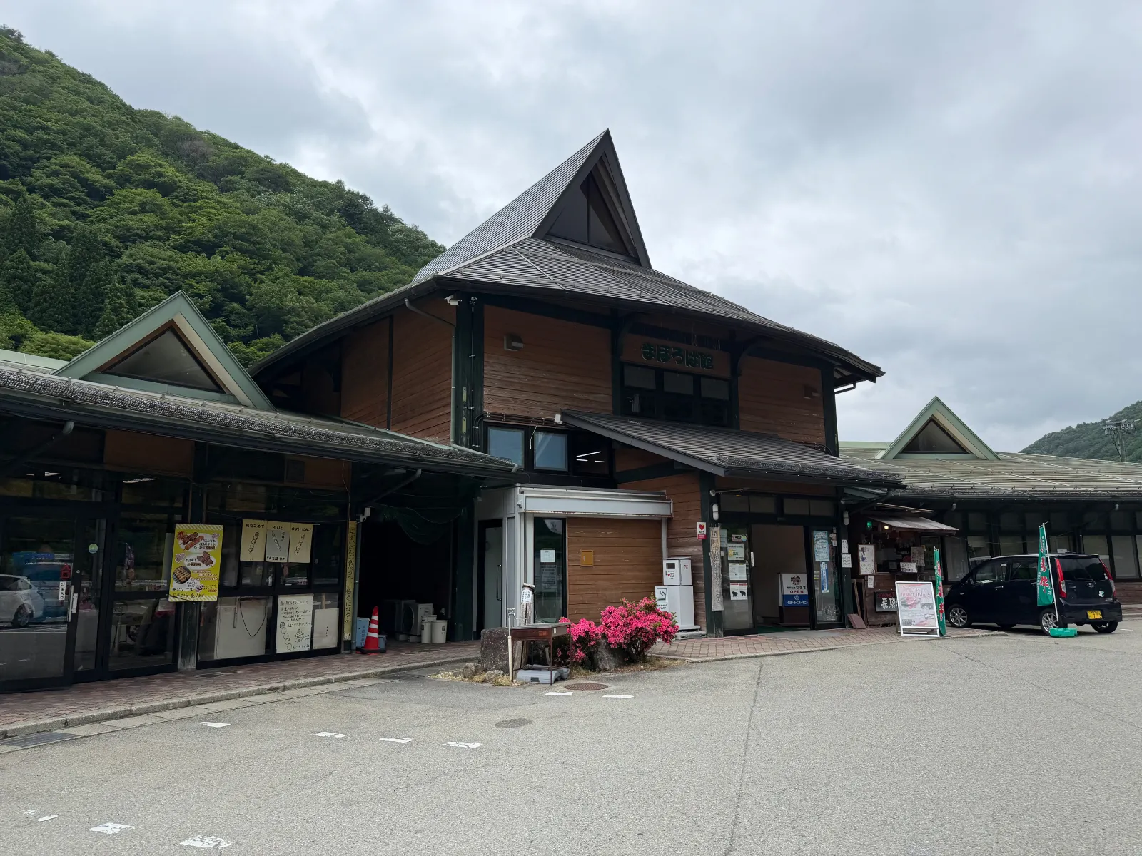 さらぼぼグッズや朴葉もあり。