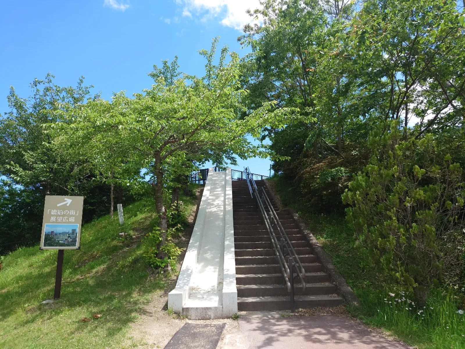 巽山公園にある「琥珀の街」展望広場への入り口。
この階段左側脇にあるのはもしかして滑り台か？
