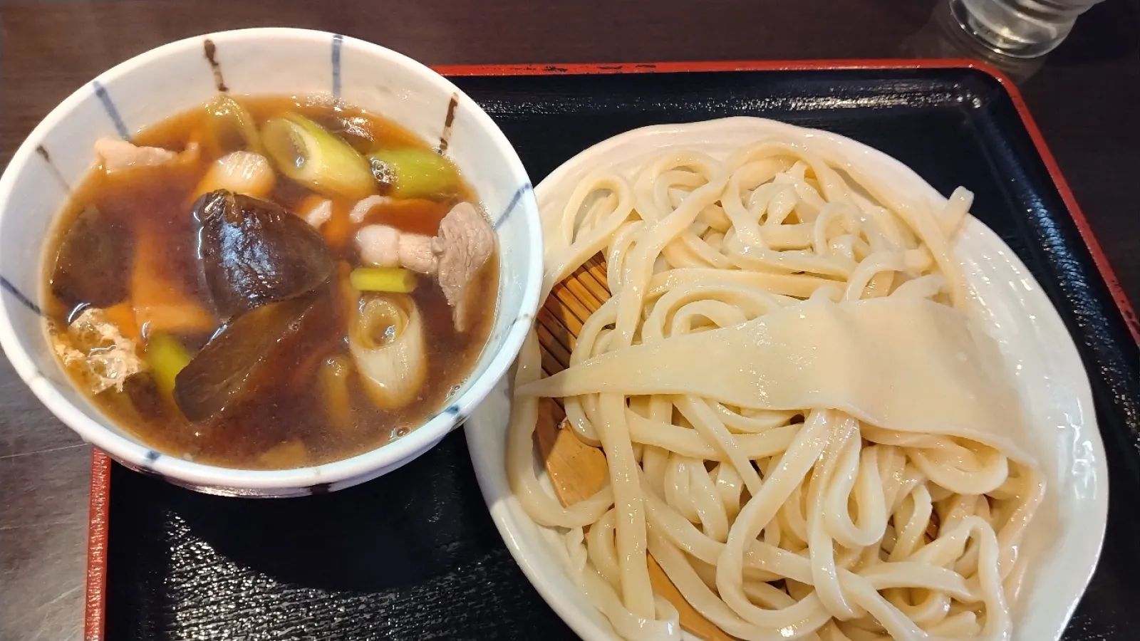 たぶん県内で一番ウマい武蔵野うどん屋のひとつ。
出汁とカエシのバランスがよいツユは、茹で汁で割ってゴクゴク完飲できるタイプのやつ。