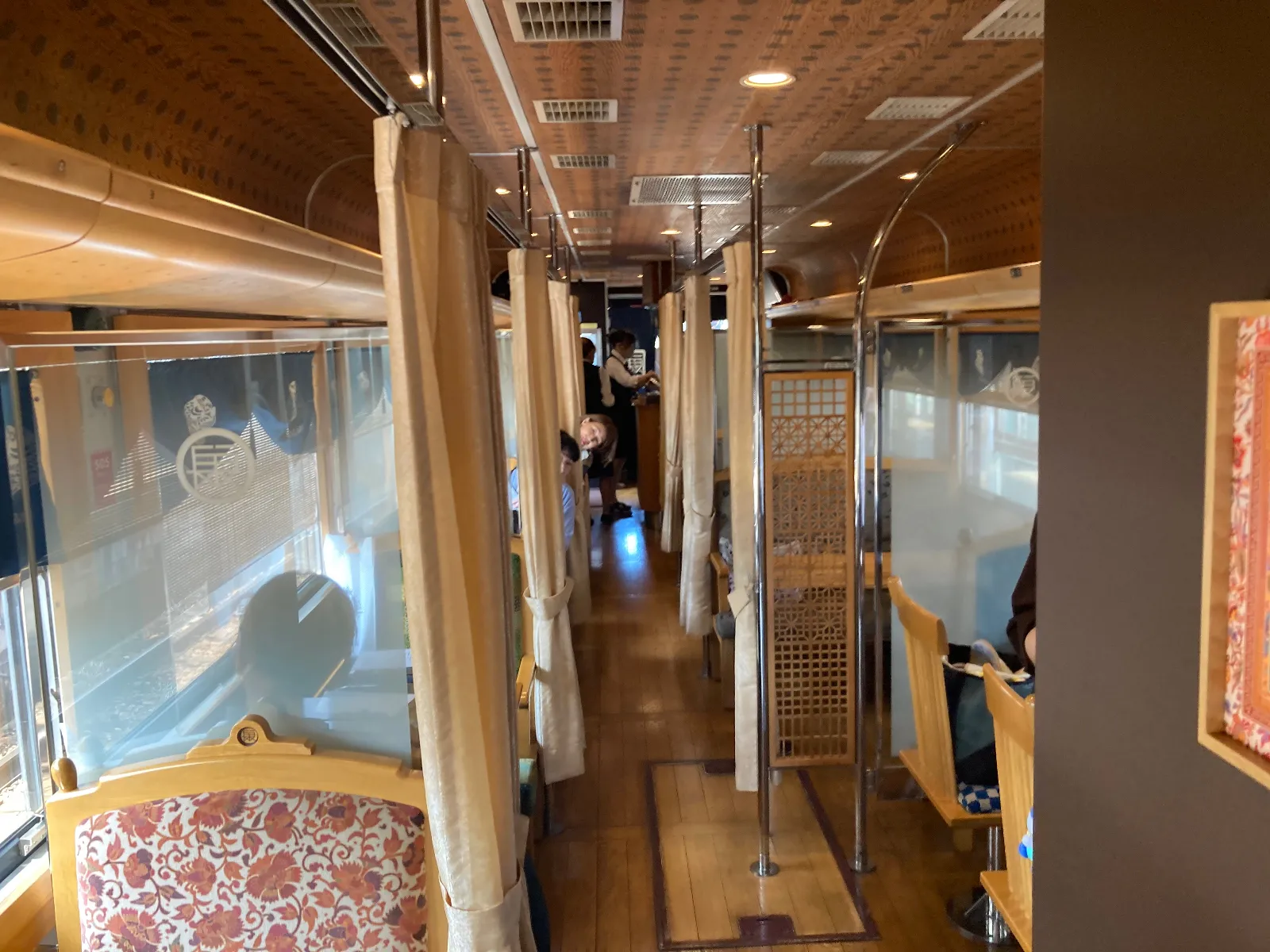 車内はこのような感じです。