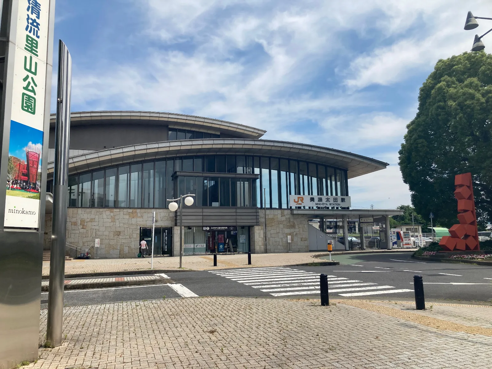 今日はNBロードスターで高速オープンして、
賀茂太田駅までやって来ました。
現在10時過ぎ。長良川鉄道の「ながら」に乗るためです。乗り鉄妻に同行して郡上八幡に行きます。
だいたい1時間半くらいを食事を楽しみながら車窓からの景色を見て過ごします。