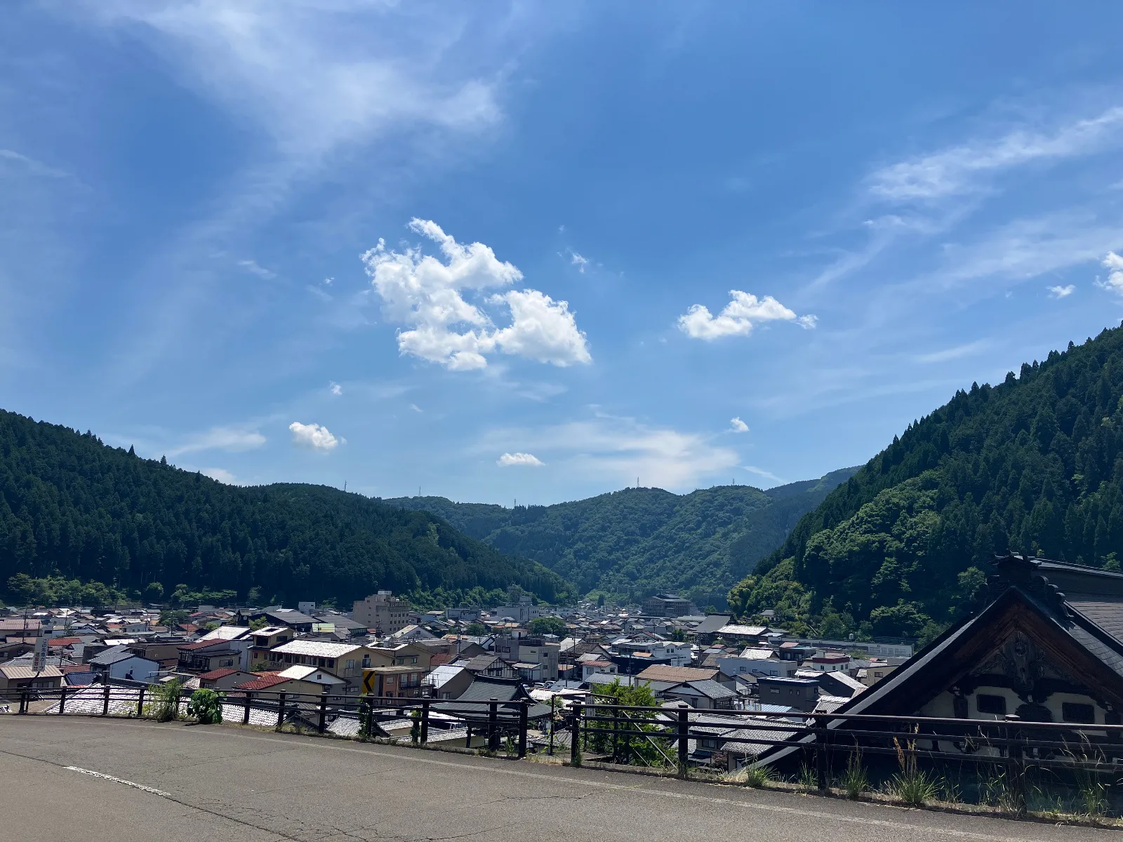 八幡プラザから徒歩で八幡城に向かいます。
800メートルくらい、300メートルくらいの高さを緑を楽しみながら歩きます。