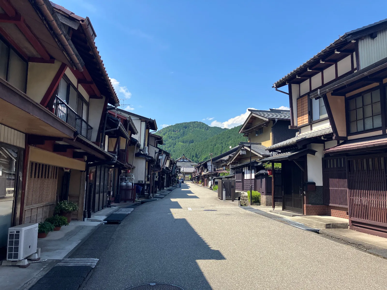 街なかを散策して、そろそろ戻ります。
長良川鉄道のダイヤがかなり飛んでいるので
早めに帰る必要があります。
帰りはまめバスを使って郡上八幡駅までいきます。歩きだと１.５キロ、散策しながら歩きも良さそうです。