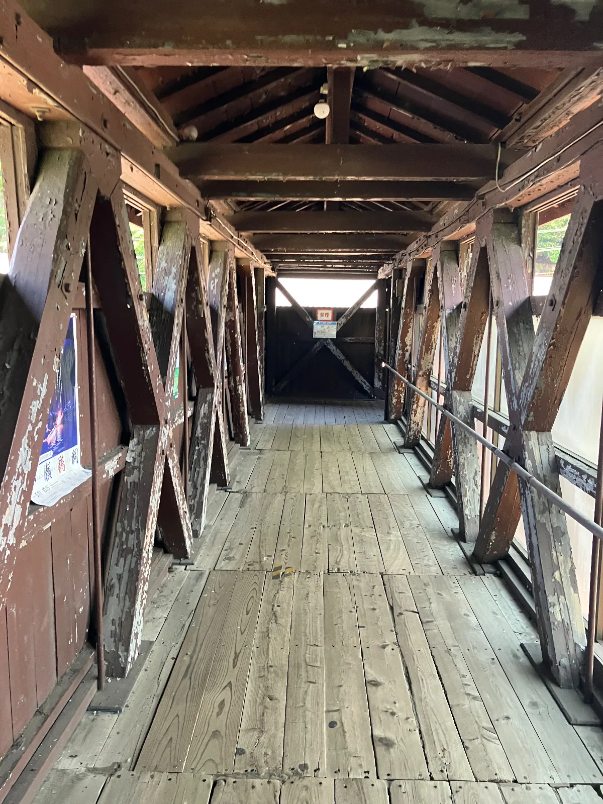長良川鉄道の郡上八幡駅の跨線橋は木造です。
すごい👍
トラスにRBで補強してで来ています。
初めて見ました。

レール材を使った跨線橋は見かけますが、
珍しいですね。
バスを使って郡上八幡の街なかに移動します。