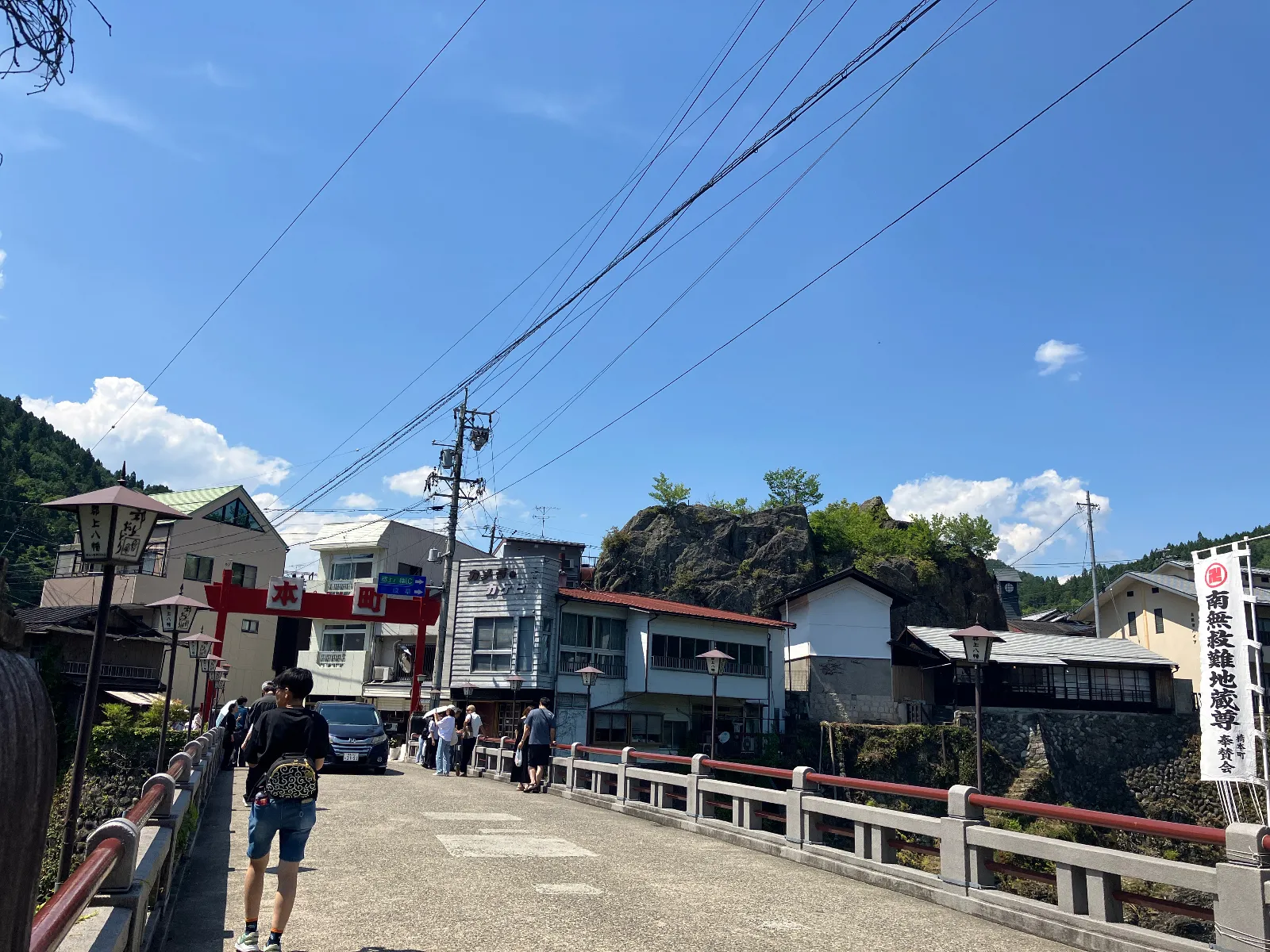 本町通り。川で泳いでいる人がいました。
まだ寒いのでと思いますが。
