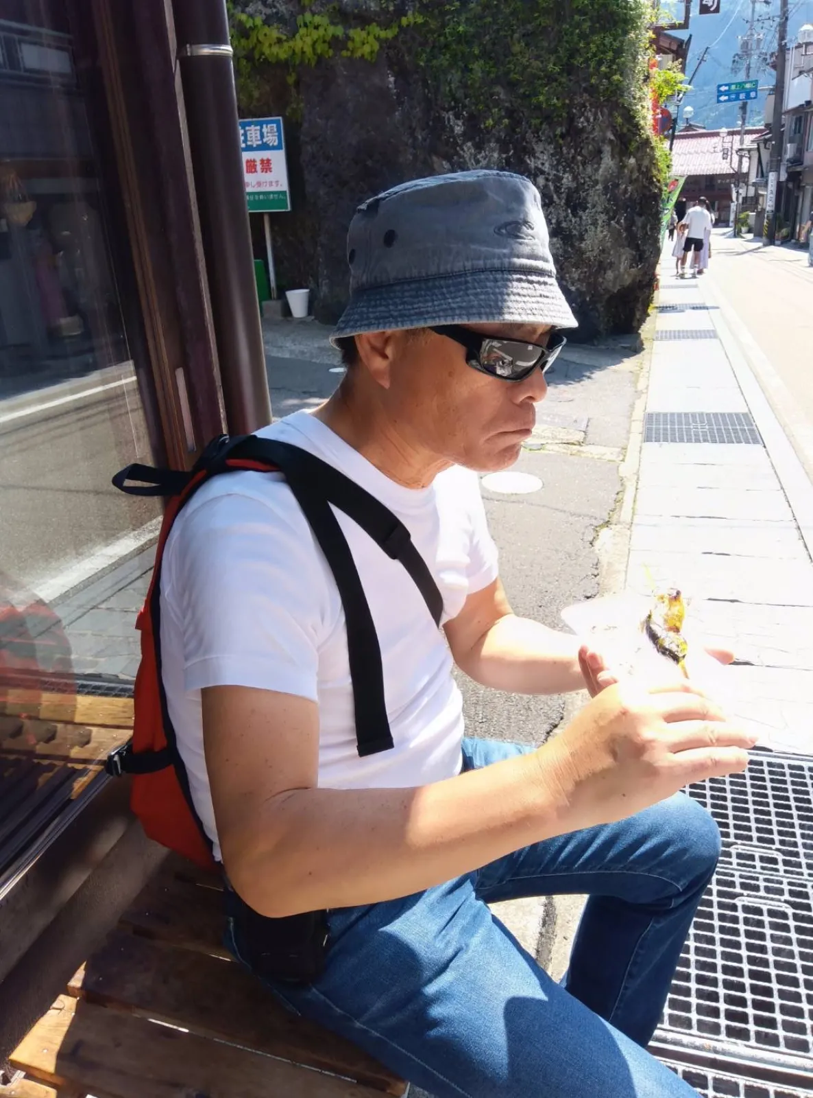 ここへ来たらやはり鮎を食べなければ帰れません。鮮魚店では鮎の塩焼きが売られていたので、早速いただきました。うまいですね。
ありがたやー。